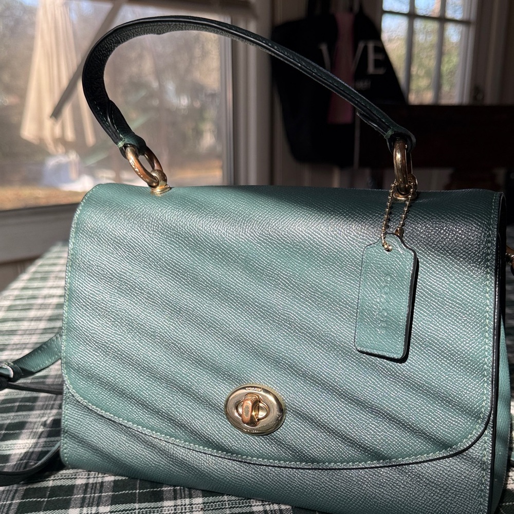 Elegant COACH Leather Handbag